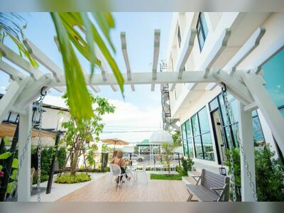Play Poshtel & Cafe