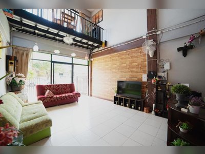 Vaccinated Staff - OYO 465 Krung Kao Traveller Lodge
