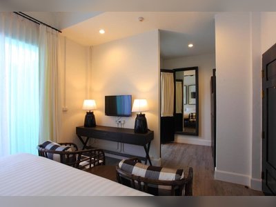 99 The Gallery Hotel