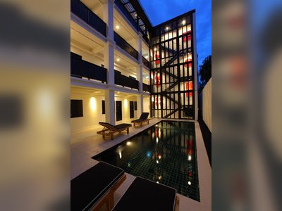 99 The Gallery Hotel