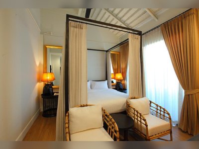 99 The Gallery Hotel
