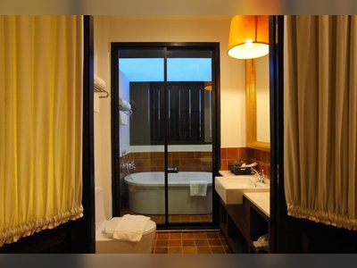 99 The Gallery Hotel