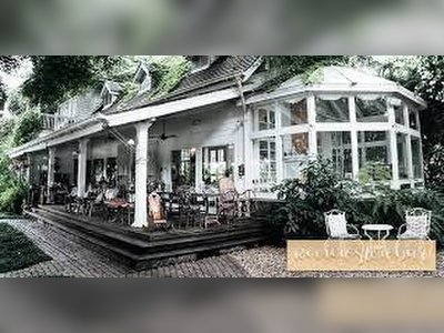 Chivit Thammada  Coffee House & Bistro