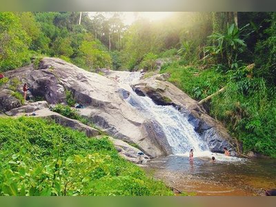 Hang Out at Mo Paeng Falls