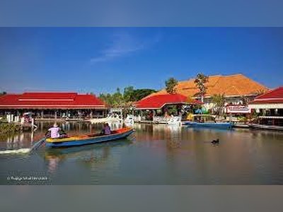 Sam Pan Nam Floating Market
