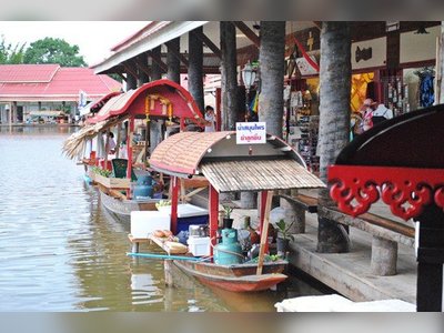 Sam Pan Nam Floating Market