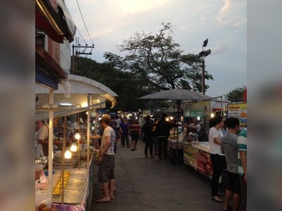 Dine at Kanchanaburi night market (JJ market)