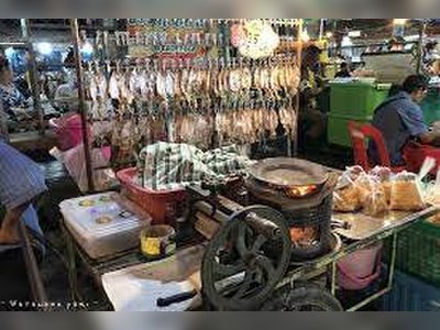 Dine at Kanchanaburi night market (JJ market)