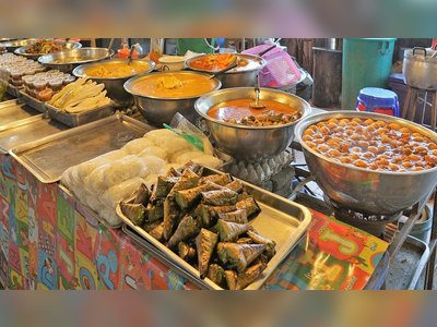 Dine at Kanchanaburi night market (JJ market)
