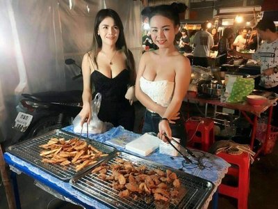 Dine at Kanchanaburi night market (JJ market)