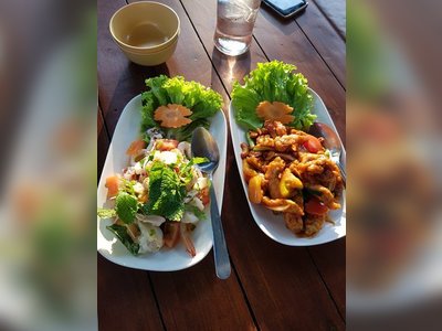 เพียงไพร ร้านอาหารใกล้น้ำตกบางแป