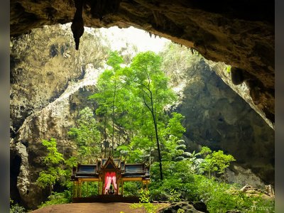 Visit the Phraya Nakhon Cave (Sam Roi Yot)