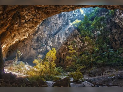 Visit the Phraya Nakhon Cave (Sam Roi Yot)