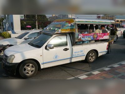 รถโดยสารสองแถวบนทางหลวงสุขุมวิท