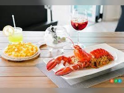 ร้านอาหาร Surf & Turf Beach Club & Restaurant