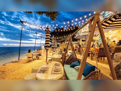 ร้านอาหาร Surf & Turf Beach Club & Restaurant
