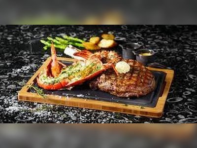 ร้านอาหาร Surf & Turf Beach Club & Restaurant