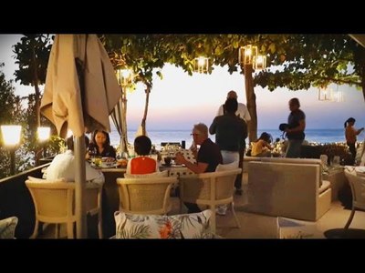 ร้านอาหาร Surf & Turf Beach Club & Restaurant