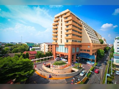 Dr.Areenan Wisamitanan /    Vejthani Hospital