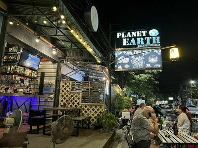 Planet Earth Bar & Restaurant