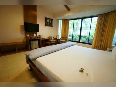 The Country Lake View Hotel
