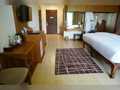 The Country Lake View Hotel