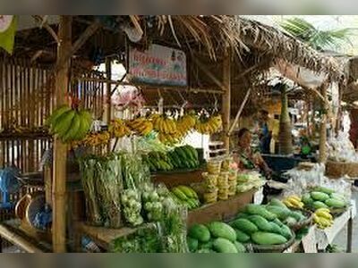Rom Mai Chai Nam Market, Wat Phra Loi