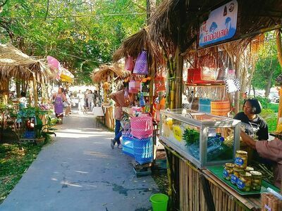 Rom Mai Chai Nam Market, Wat Phra Loi