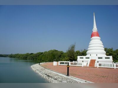 Phra Chedi Klang Nam, Rayong, Thailand