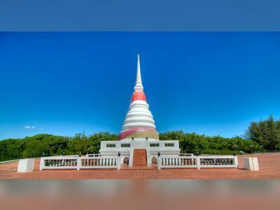 Phra Chedi Klang Nam, Rayong, Thailand