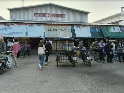 Saeng Thong A Ram Market