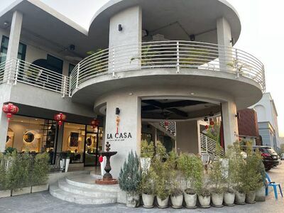 La Casa by Le'leze