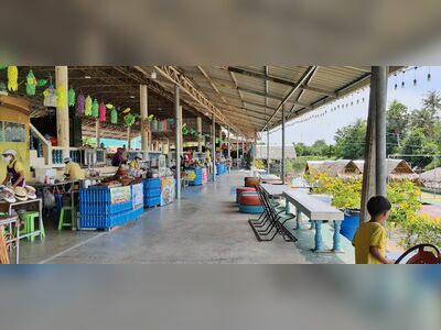 Wat Thong Noppakhun Riverside Market
