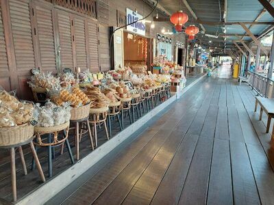 Koh Kloi Floating Market