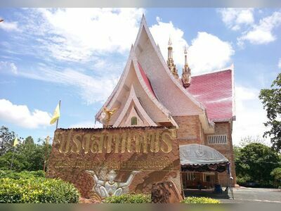 Prasat Phet and Luang Phor Hong Phrompanjo Museum