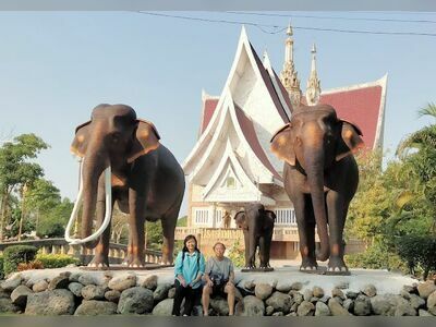 Prasat Phet and Luang Phor Hong Phrompanjo Museum