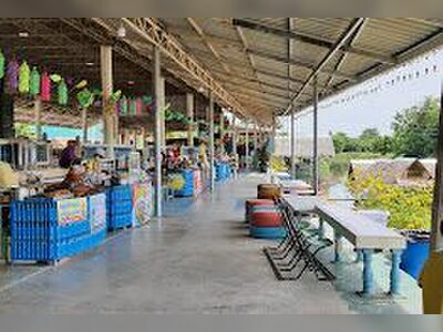 Wat Thong Noppakhun Riverside Market