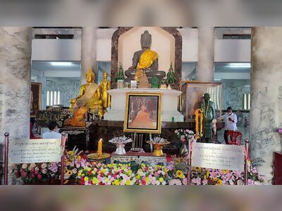 Prasat Phet and Luang Phor Hong Phrompanjo Museum