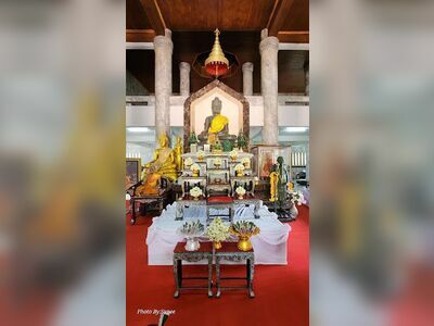 Prasat Phet and Luang Phor Hong Phrompanjo Museum