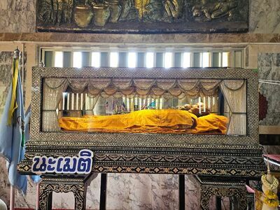 Prasat Phet and Luang Phor Hong Phrompanjo Museum