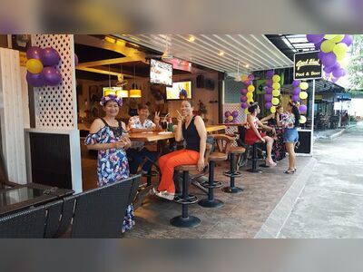 Three Lady Bar