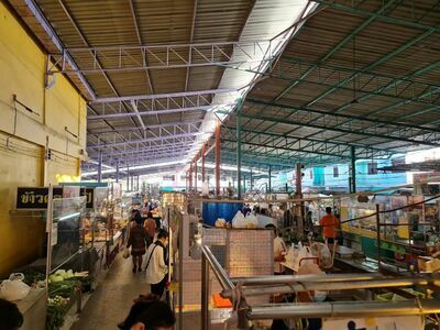 Hua Rot Fai Market