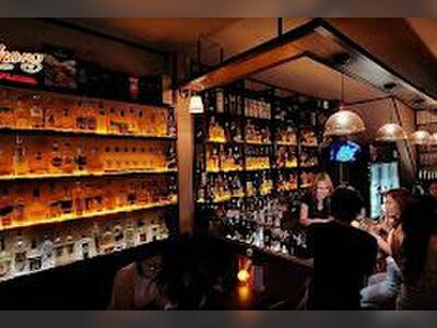 Castle Black Bar & Cafe