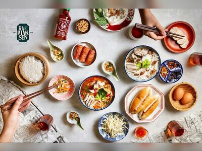 The Khao Piek Udon restaurant at the intersection near Makkhaeng School