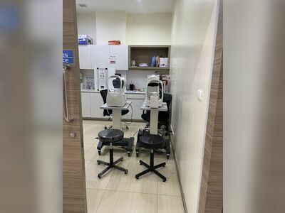 Mahachai Hospital with Doctors