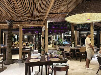 Reef Bar & Restaurant