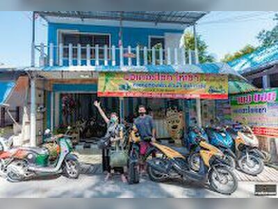 Motorcycle rentals Pee Noey's shop