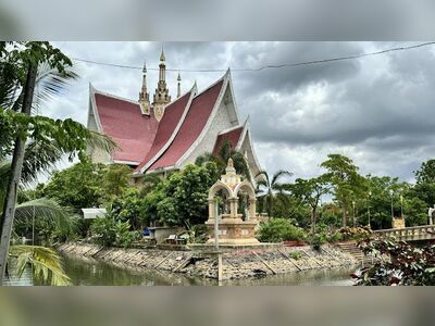 Prasat Phet and Luang Phor Hong Phrompanjo Museum