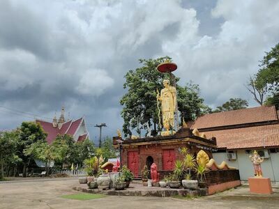 Prasat Phet and Luang Phor Hong Phrompanjo Museum