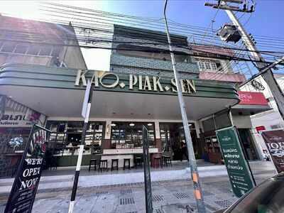 The Khao Piek Udon restaurant at the intersection near Makkhaeng School